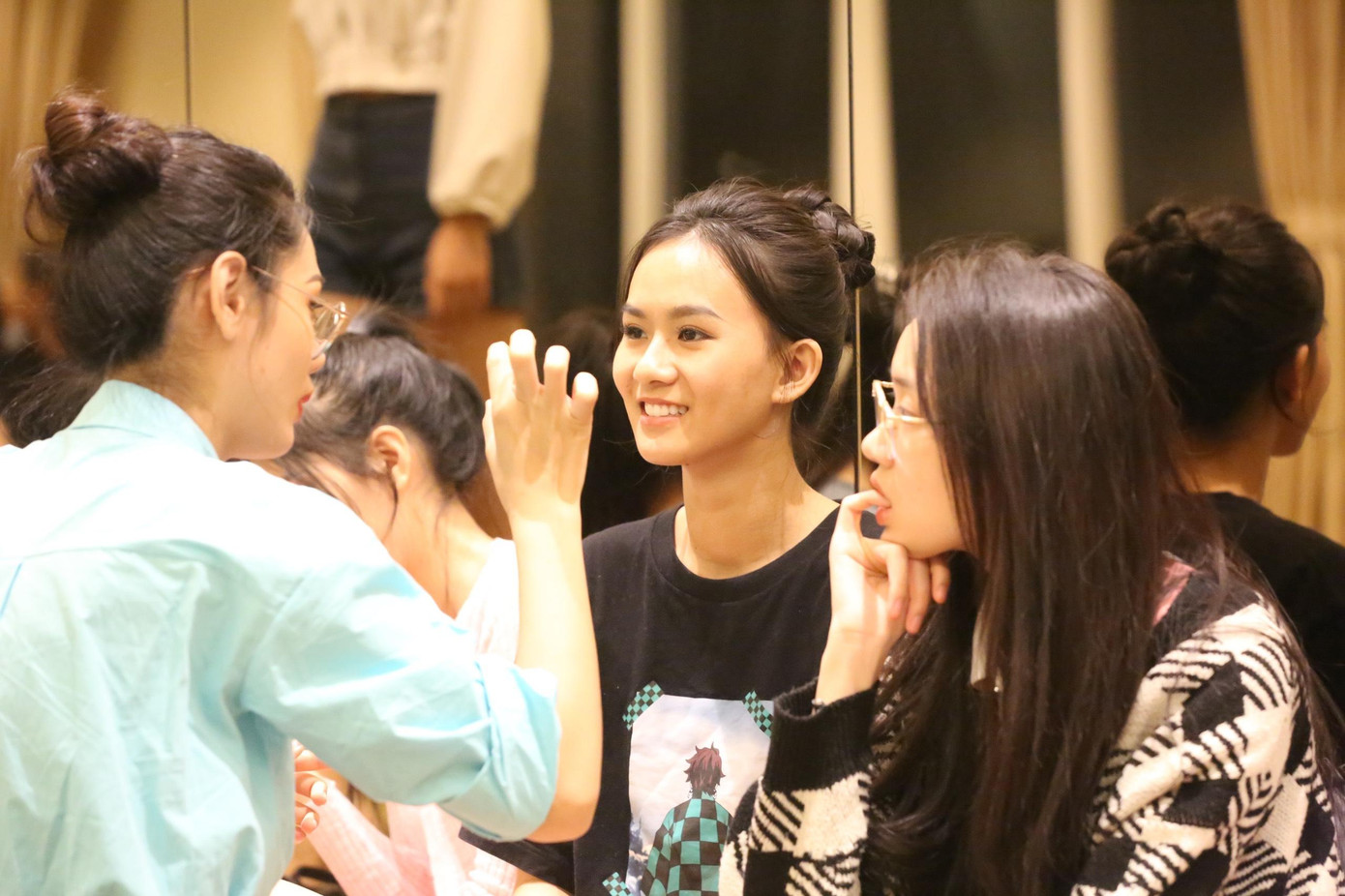 Những ngày tới, các thí sinh tiếp tục luyện tập, tham gia buổi huấn luyện với ban tổ chức về kỹ năng làm chủ tình huống và thi ứng xử… Những ngày tới, các thí sinh tiếp tục luyện tập, tham gia buổi huấn luyện với ban tổ chức về kỹ năng làm chủ tình huống và thi ứng xử…