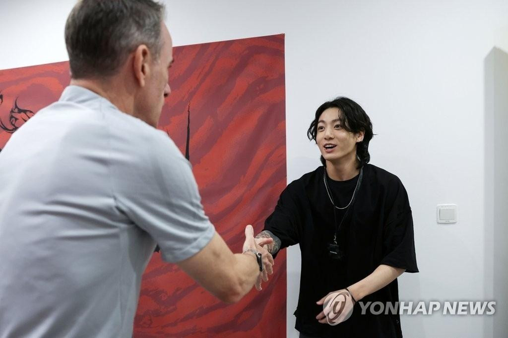 Jung Kook bắt tay Paulo Bento - huấn luyện viên đội tuyển quốc gia Hàn Quốc. Ảnh: Yonhap News. Jung Kook bắt tay Paulo Bento - huấn luyện viên đội tuyển quốc gia Hàn Quốc. Ảnh: Yonhap News.