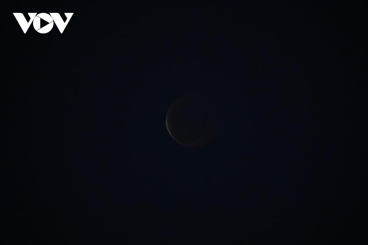 Hình ảnh mặt trăng bị che khuất sau lớp mây mù. Hình ảnh mặt trăng bị che khuất sau lớp mây mù.