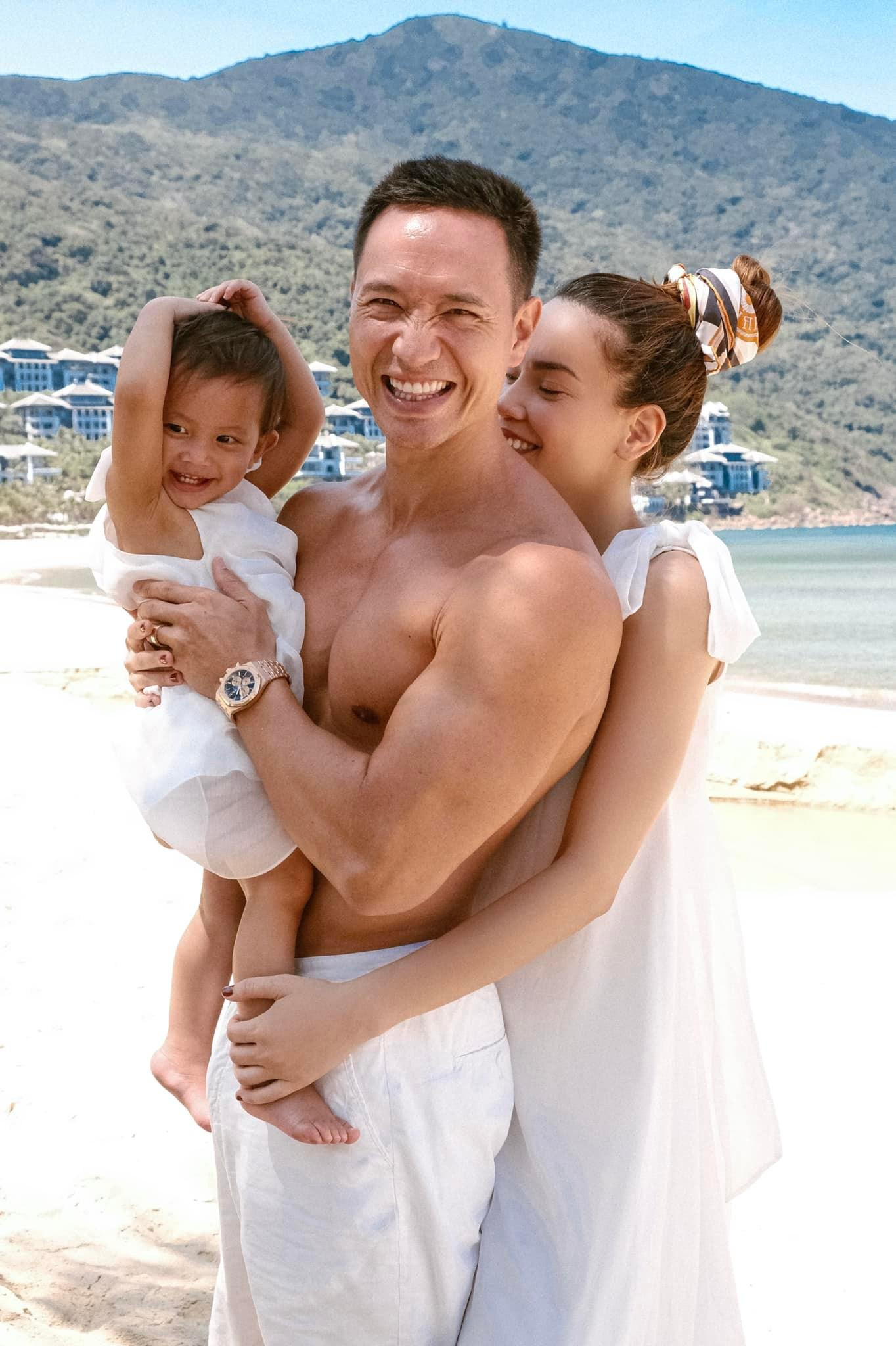 Thời gian này, ca sĩ Hồ Ngọc Hà cùng Kim Lý thường xuyên đưa các con đi nghỉ dưỡng.