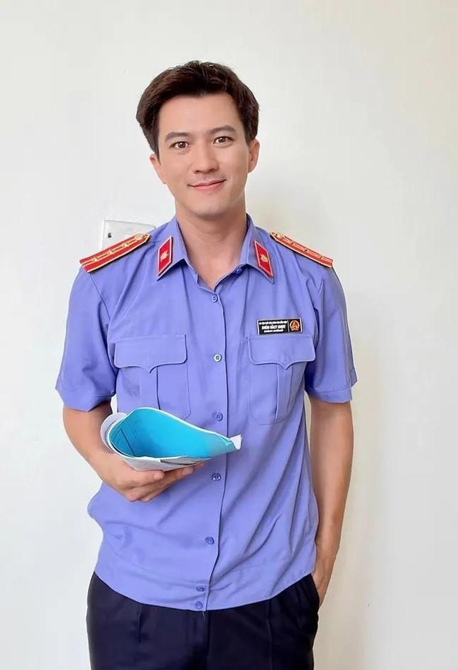 Hà Việt Dũng trong bộ phục trang của Viện kiểm sát nhân dân. Nhân vật của anh trong phim là trưởng phòng Trịnh Tuấn Hùng. Hà Việt Dũng trong bộ phục trang của Viện kiểm sát nhân dân. Nhân vật của anh trong phim là trưởng phòng Trịnh Tuấn Hùng.