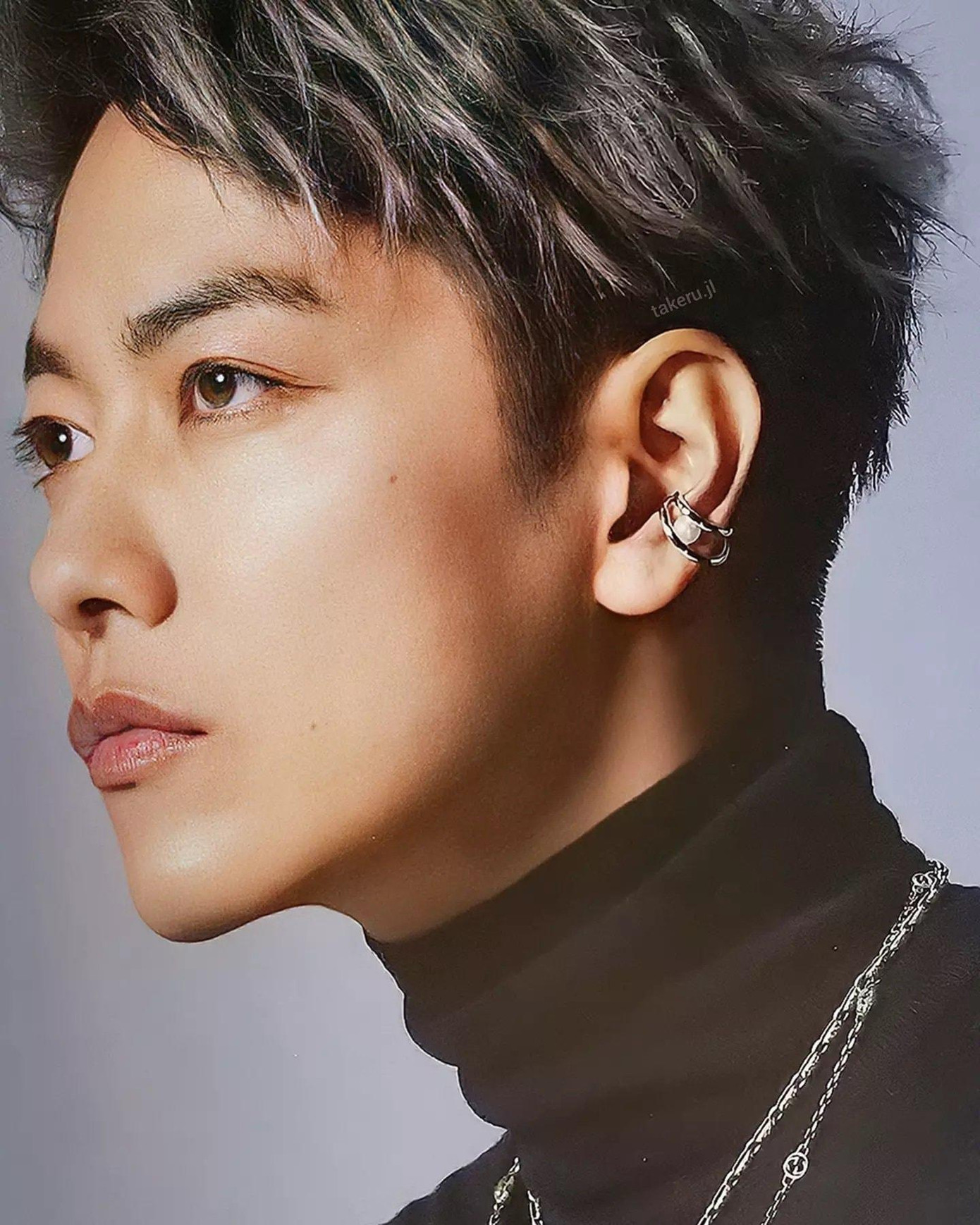 Satoh Takeru sinh năm 1989. Từ hồi đi học, anh được chú ý trong trường nhờ tài năng nghệ thuật nổi trội và học giỏi, hay đứng nhất trong các bảng xếp hạng. Hồi phổ thông, anh nhận được 10 gói quà từ học sinh nữ khối trên nhân ngày lễ tình nhân Valentine. Tuy nhiên, Takeru cho biết mình không hề nổi tiếng, thường khép nép và không ra khỏi lớp trong giờ giải lao.