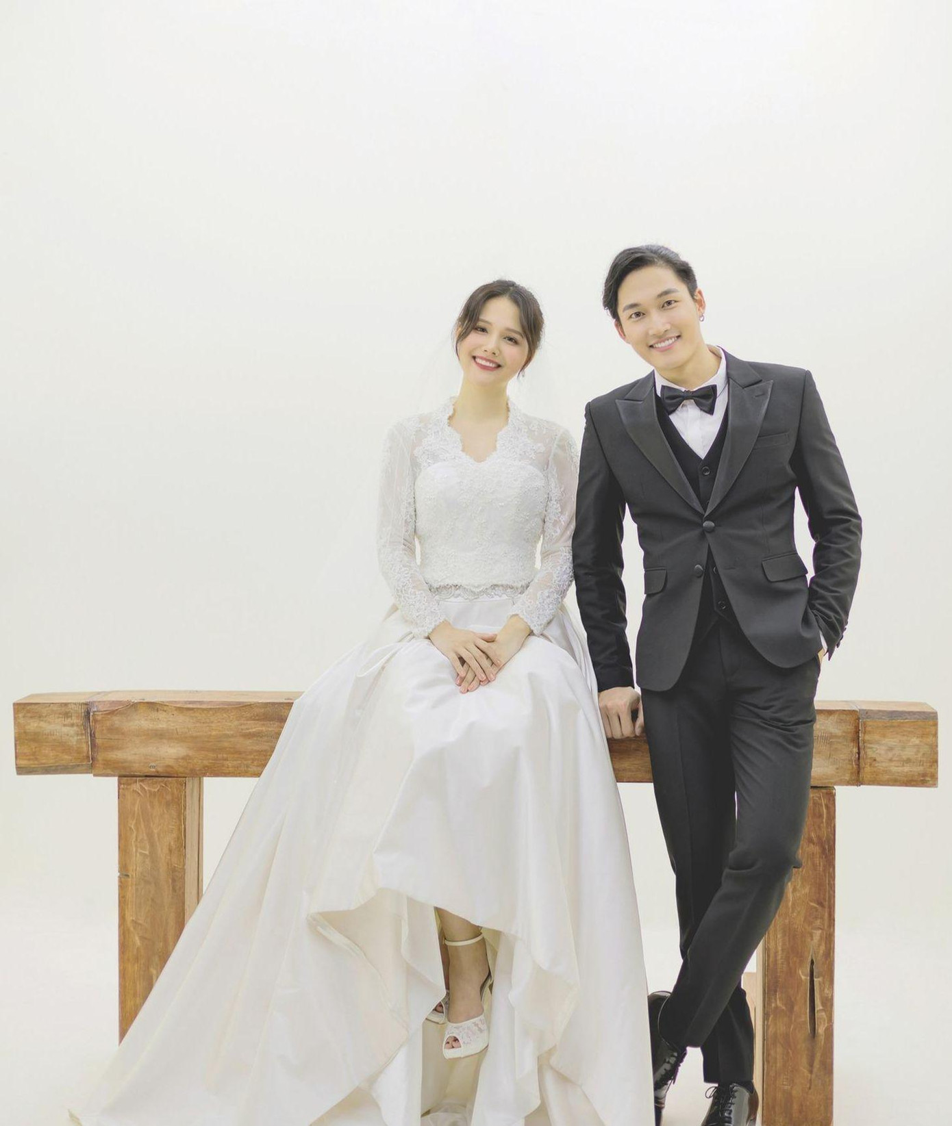 Nam diễn viên và Phanh Lee cũng có đám cưới đáng yêu trong bộ phim Yêu thì ghét thôi. Nam diễn viên và Phanh Lee cũng có đám cưới đáng yêu trong bộ phim Yêu thì ghét thôi.