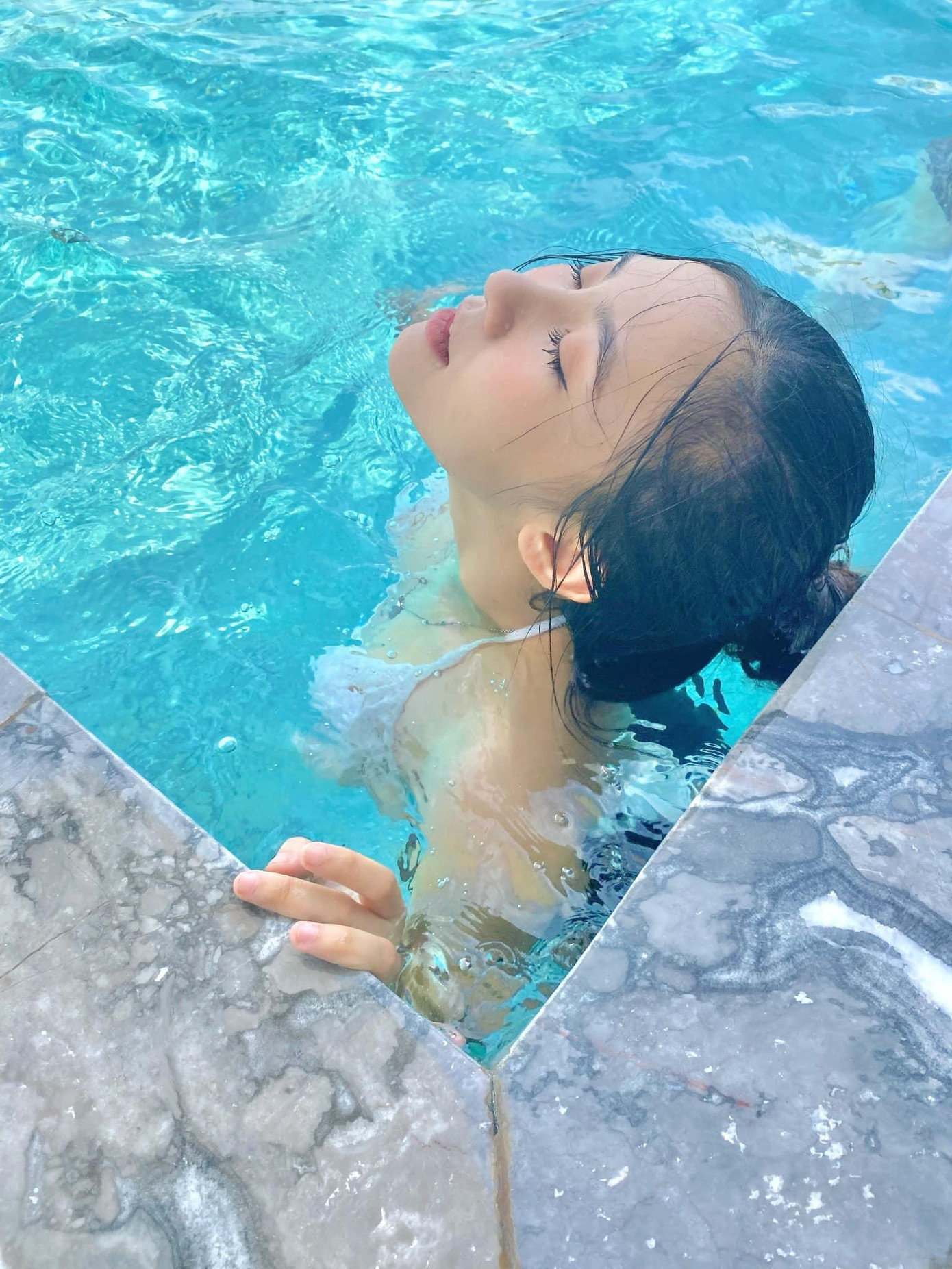 Ngoài đời, Quỳnh Trang ưa chuộng phong cách ngọt ngào, gợi cảm.