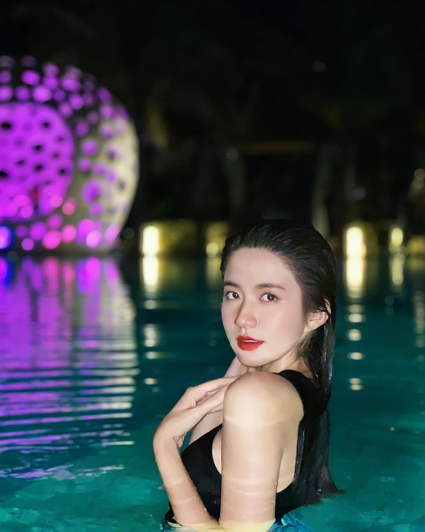 Nữ diễn viên trẻ Ngọc Huyền được khán giả đánh giá cao về nhan sắc. Trong phim cô luôn mang đến hình ảnh nhí nhảnh, đáng yêu nhưng ngoài đời, người đẹp sinh năm 1999 là người có phong cách thời trang biến hóa.