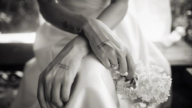 Ngô Thanh Vân trải lòng về việc để lộ tay gân guốc toàn hình xăm trong bộ ảnh cưới. Ảnh: FBVN Ngô Thanh Vân trải lòng về việc để lộ tay gân guốc toàn hình xăm trong bộ ảnh cưới. Ảnh: FBVN