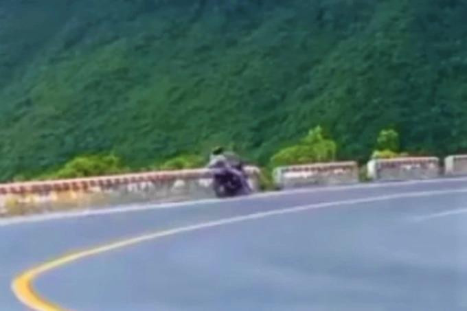 Sau cú tông xe vào dải phân cách, nam thanh niên phải nhập viện cấp cứu (Ảnh: Chụp màn hình clip).