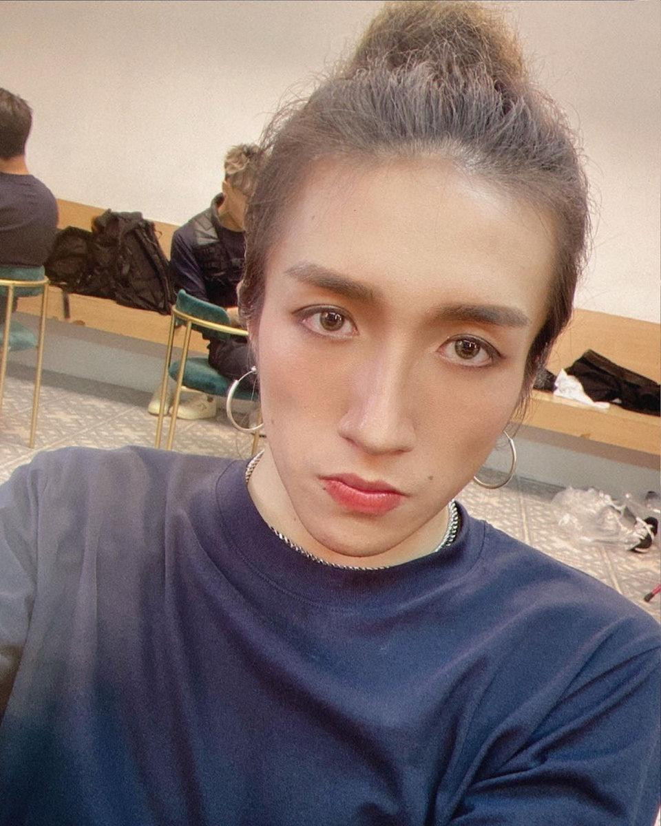 Vũ công A Mo bị màn hình LED rơi thẳng vào người Vũ công A Mo bị màn hình LED rơi thẳng vào người