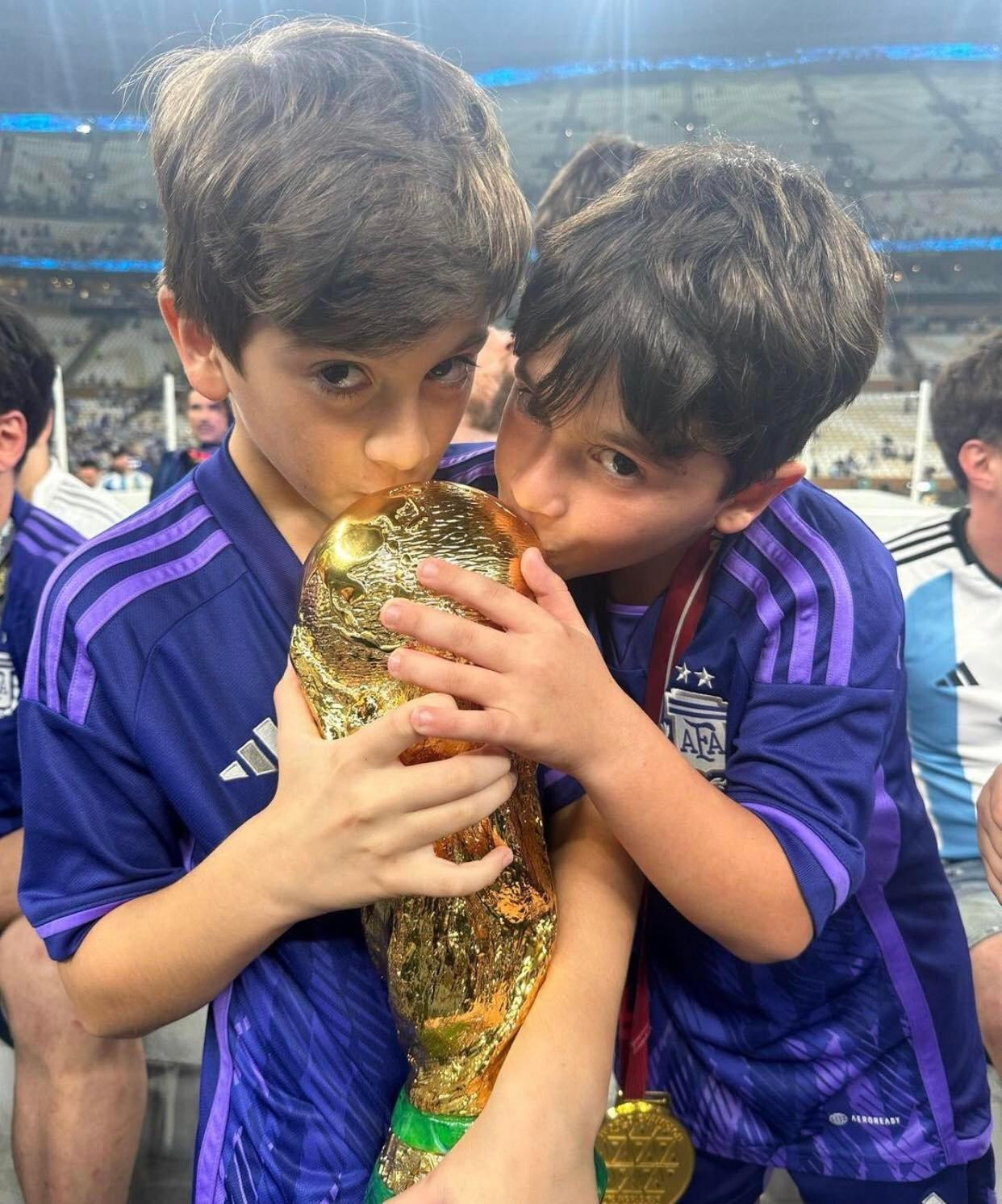 Bức hình “sống ảo” của Thiago và Mateo bên cúp vàng danh giá mà Messi ao ước có được. Ảnh: IG.