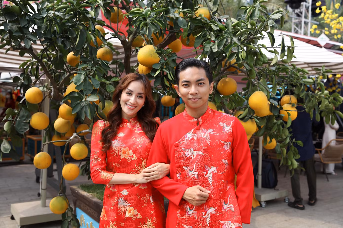 Khánh Thi chia sẻ: “Anh hai Sài Gòn đưa gái Hà Nội chụp hình tết áo dài đỏ rực”.