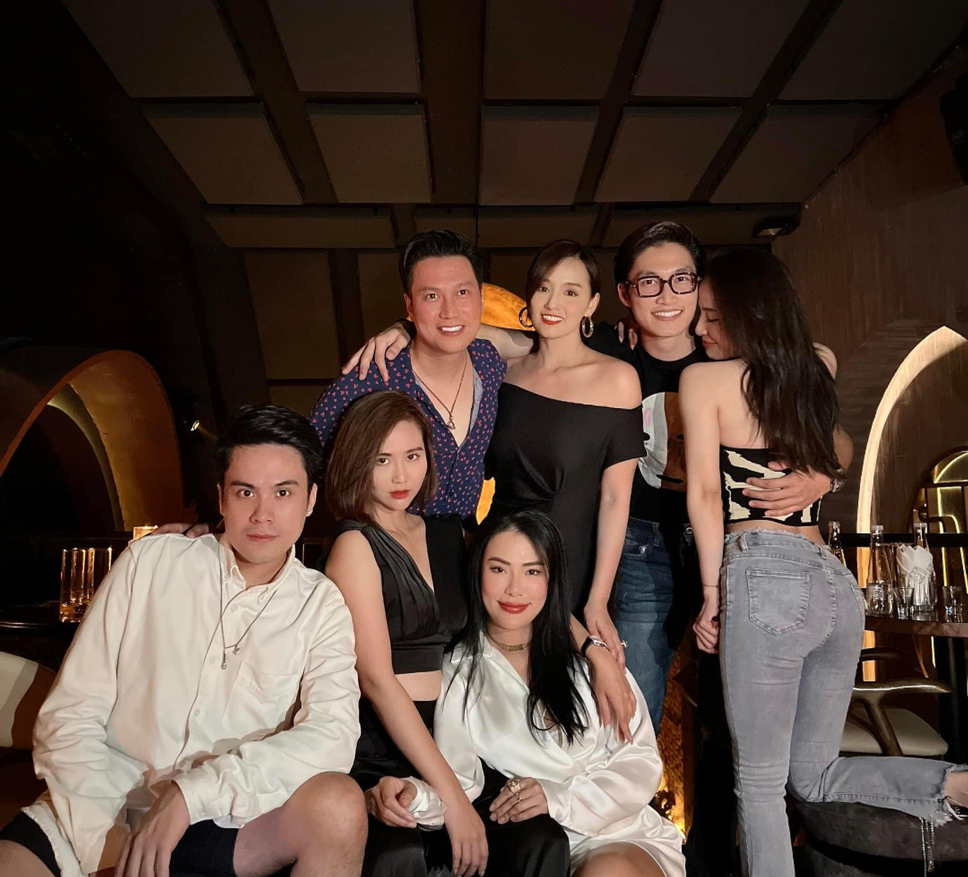 Khoảnh khắc Đình Tú tình tứ ôm eo Quỳnh Nga khiến cư dân mạng bàn tán. Khoảnh khắc Đình Tú tình tứ ôm eo Quỳnh Nga khiến cư dân mạng bàn tán.