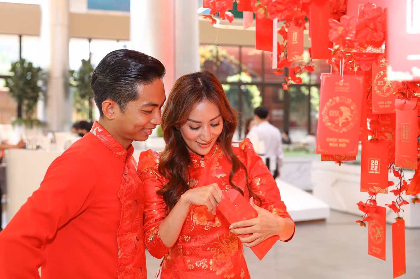 Vợ chồng Khánh Thi – Phan Hiển cách nhau 12 tuổi và từ tình cảm cô trò phát triển thành tình yêu. Từ khi sinh con, cặp đôi ngày càng dành được tình cảm của công chúng.