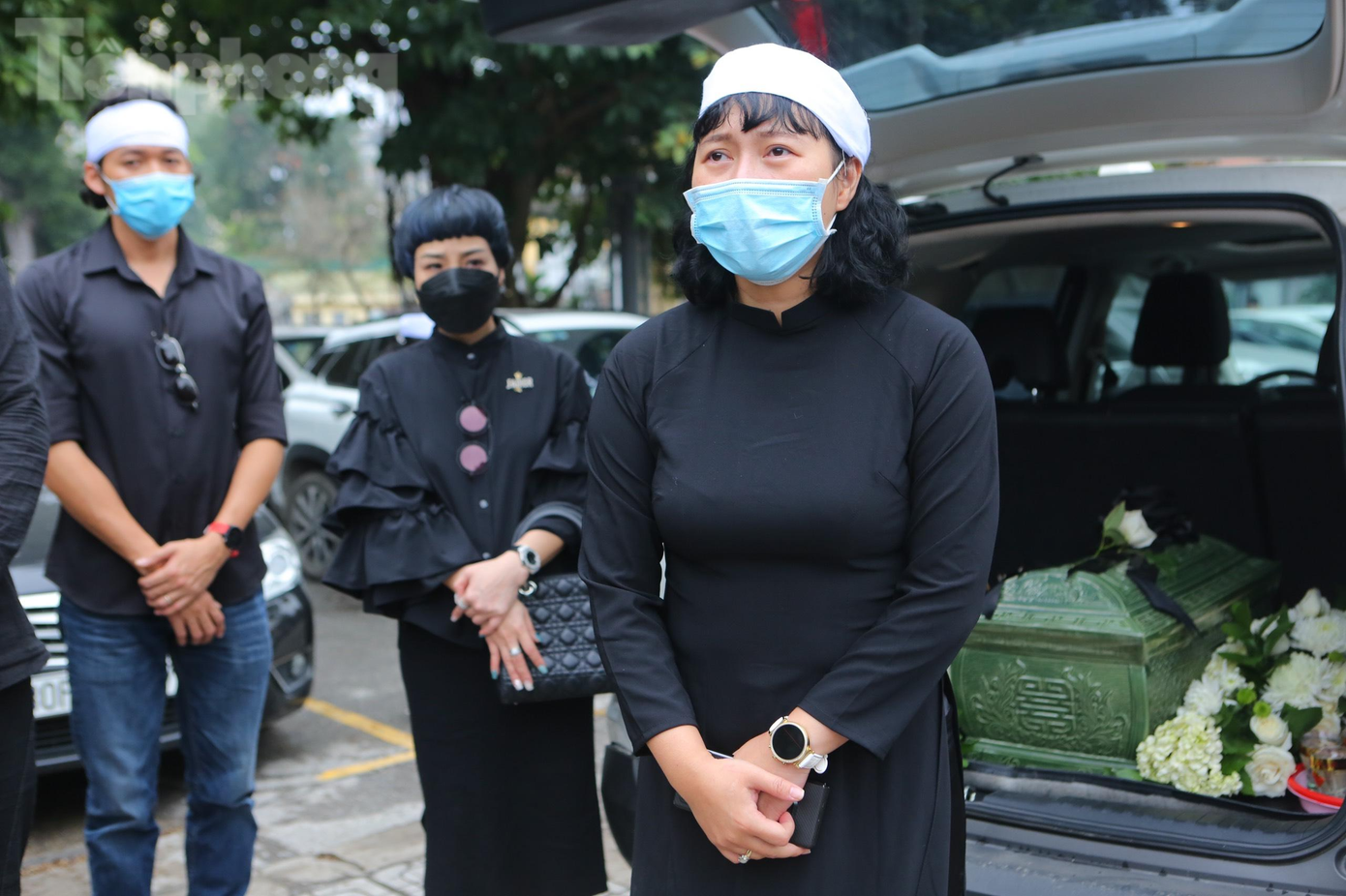 Khánh Linh thay mặt gia đình nói lời cảm tạ.