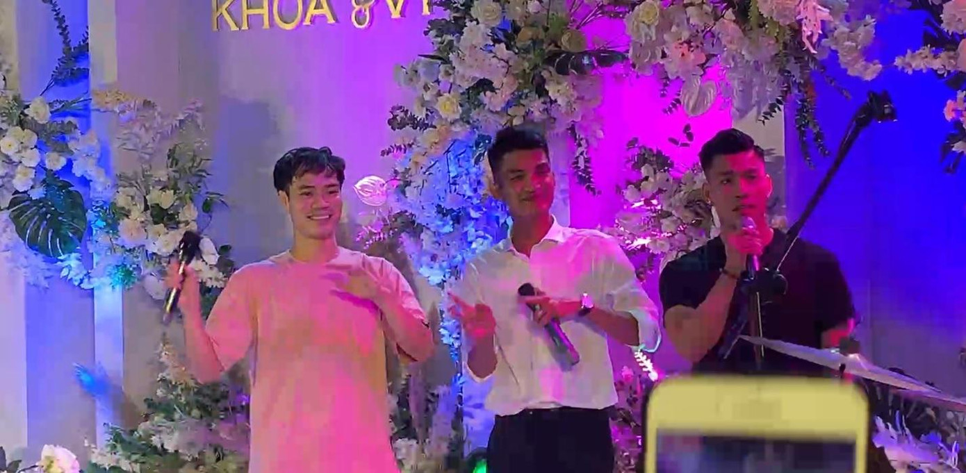 Văn Toàn và Văn Thanh góp giọng chung vui cùng Mạc Văn Khoa Văn Toàn và Văn Thanh góp giọng chung vui cùng Mạc Văn Khoa