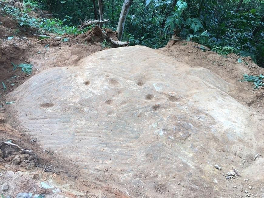 Khối đá khắc cổ có hình ruộng bậc thang tầng tầng lớp lớp trang trí xung quang rìa của khối đá. (Ảnh: TTXVN phát)