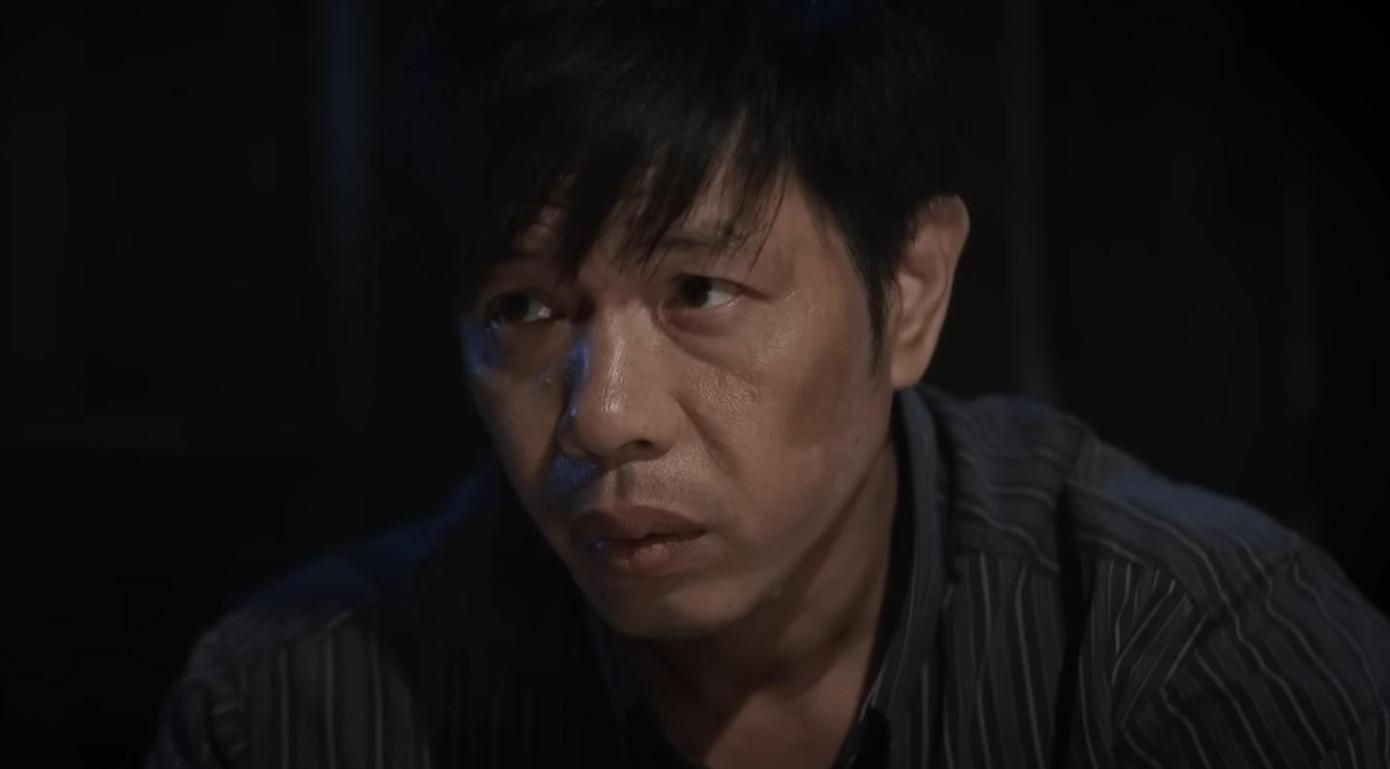 Mô mang đứa bé về nhà nuôi. Ảnh: CMH.