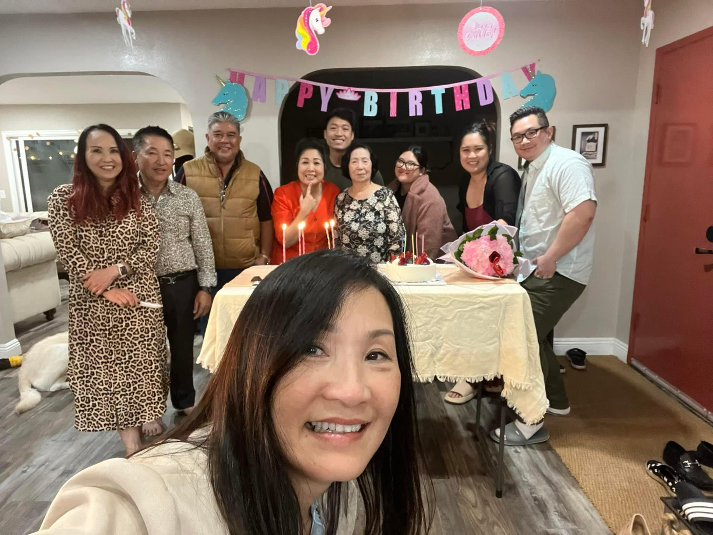 Ông xã Lê Tuấn Anh, mẹ ruột và 3 con là: Xí Ngầu, Trê Phi và Bắp Ngô cùng bà sui chúc mừng nữ nghệ sĩ Ông xã Lê Tuấn Anh, mẹ ruột và 3 con là: Xí Ngầu, Trê Phi và Bắp Ngô cùng bà sui chúc mừng nữ nghệ sĩ