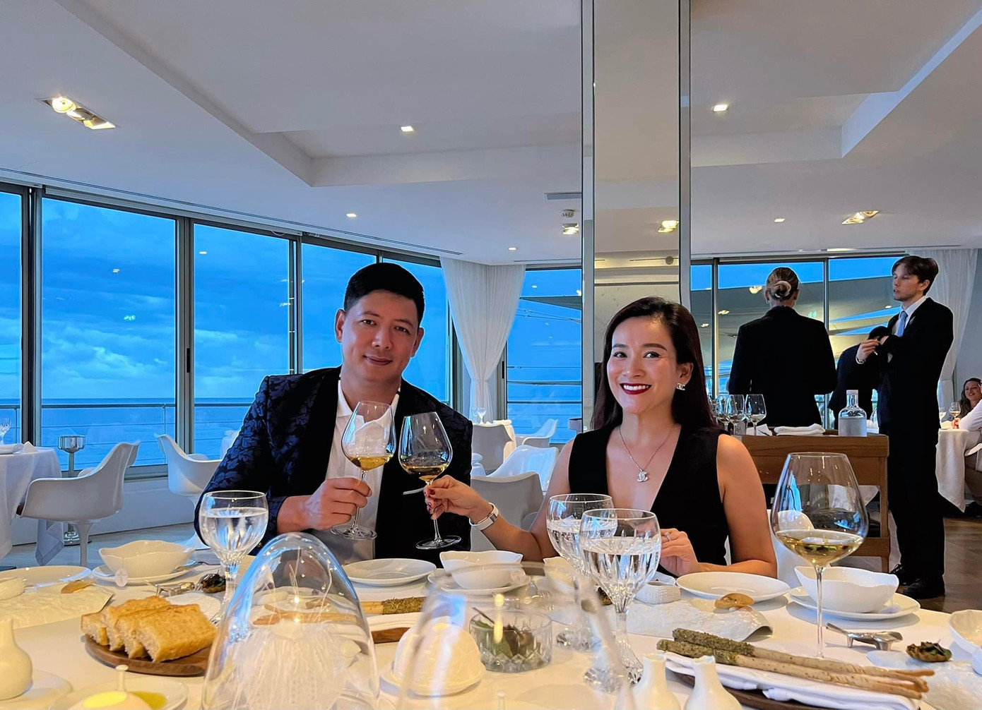 Anh Thơ kể được vợ chồng Chi Bảo đãi bữa tối tại nhà hàng 3 sao Michelin danh tiếng phải đặt trước cả tháng mới được.