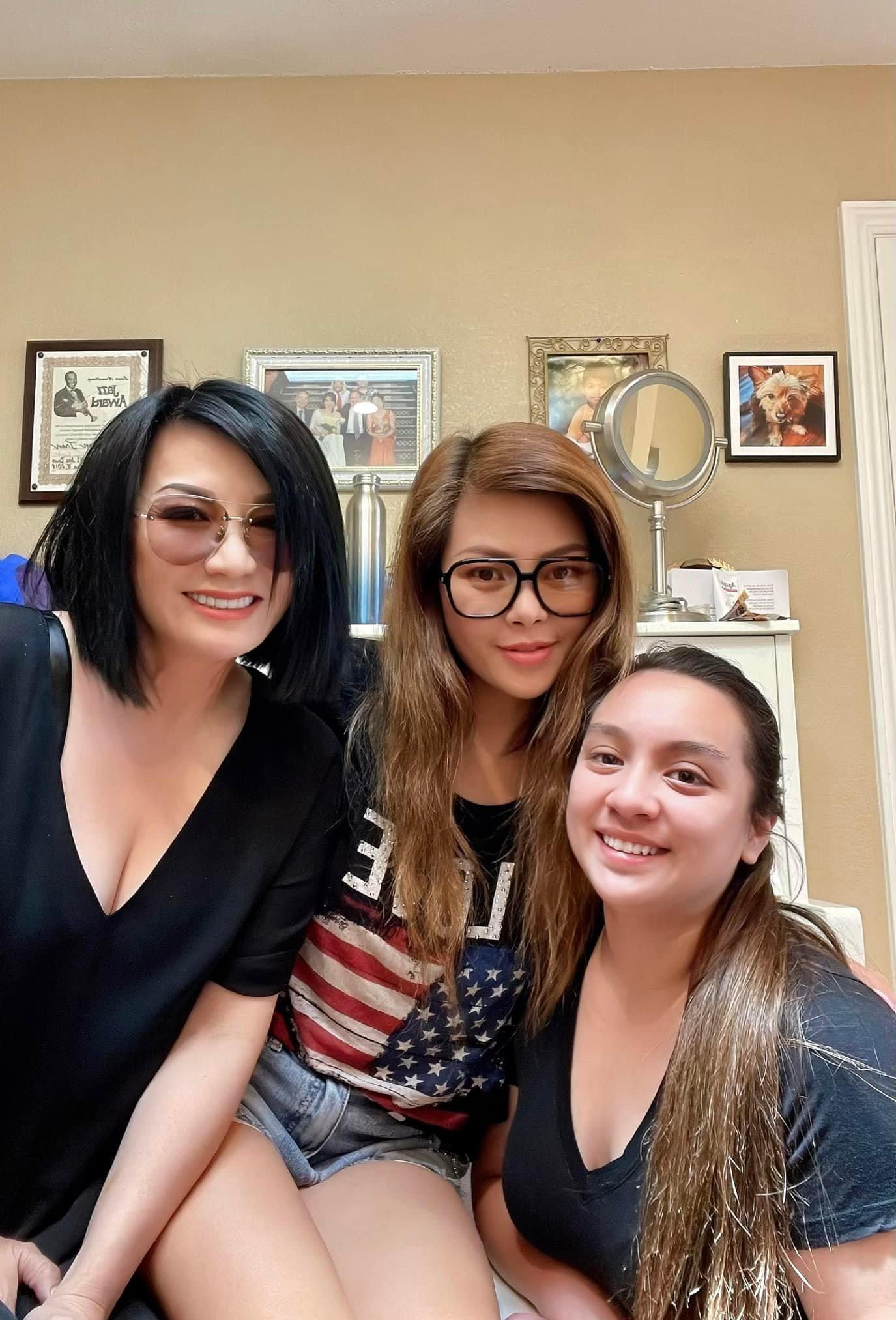 Trizzie Phương Trinh cùng ca sĩ Ngọc Anh (giữa) và Wendy (ngoài cùng bên phải)