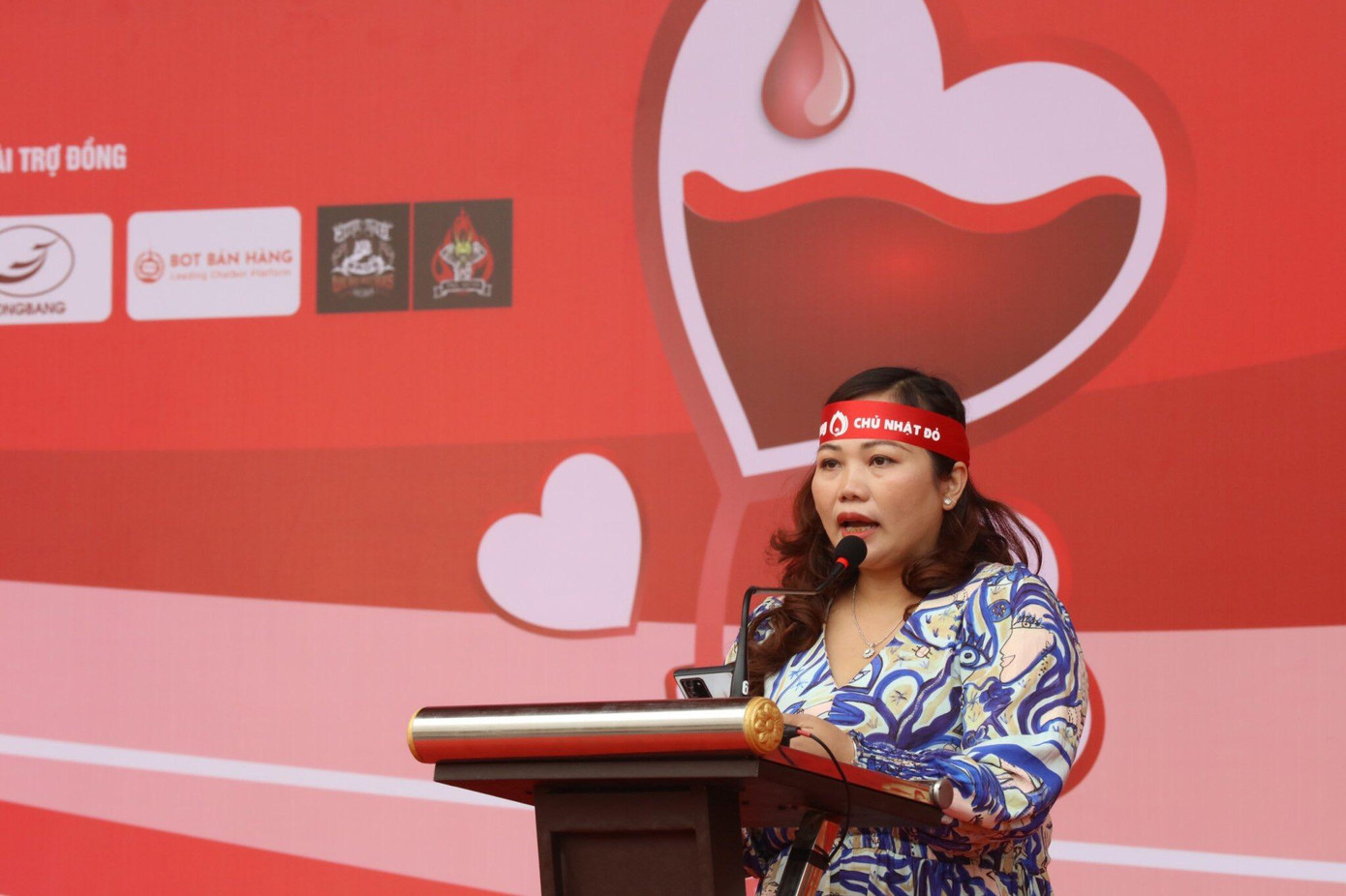 Bà Vũ Thị Hằng – Giám đốc Truyền thông Bắc Á Bank – Đại diện Quỹ Vì Tầm vóc Việt thay mặt các đơn vị tài trợ và đồng hành phát biểu tại sự kiện.