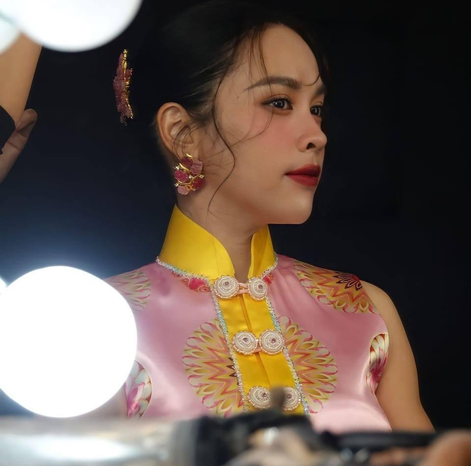 Ca sĩ nghẹn ngào tâm sự: “Một nghệ sĩ rời xa sân khấu là điều gì đó buồn lắm. Nhưng chồng tôi hứa, ‘anh sẽ đưa em lại về vị trí của em'”. Thời điểm tham gia cuộc thi, NSƯT Quốc Nghiệp động viên, ủng hộ vợ để cô thỏa mãn đam mê nghệ thuật. Anh coi đây là thời điểm thích hợp để Ngọc Mai “bước ra ánh sáng”. Ca sĩ nghẹn ngào tâm sự: “Một nghệ sĩ rời xa sân khấu là điều gì đó buồn lắm. Nhưng chồng tôi hứa, ‘anh sẽ đưa em lại về vị trí của em'”. Thời điểm tham gia cuộc thi, NSƯT Quốc Nghiệp động viên, ủng hộ vợ để cô thỏa mãn đam mê nghệ thuật. Anh coi đây là thời điểm thích hợp để Ngọc Mai “bước ra ánh sáng”.