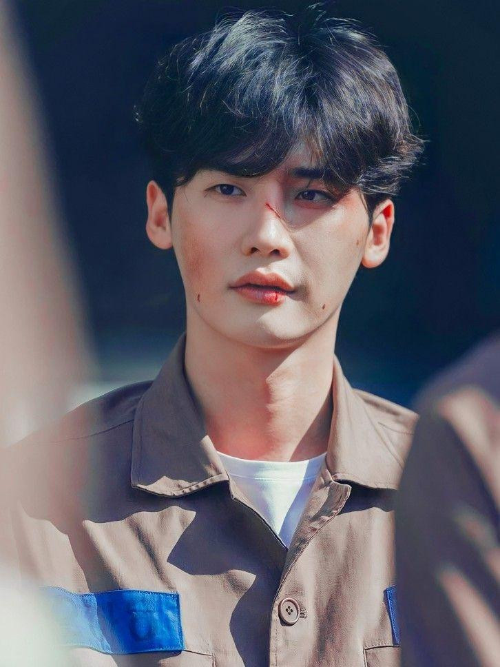 Xếp ở vị trí thứ hai là Big Mouth. Phim lên sóng từ tháng 7, gây chú ý khi có sự tham gia diễn xuất của Lee Jong Suk và Yoona (SNSD). Big Mouth là câu chuyện của luật sư tầm thường vô tình bị cuốn vào những âm mưu đen tối và vụ án giết người. Để tồn tại và bảo vệ gia đình mình, Park Chang Ho (Lee Jong Suk) bất đắc dĩ trở thành thiên tài lừa đảo Big Mouse để vạch trần âm mưu của thế lực thượng lưu xấu xa. Xếp ở vị trí thứ hai là Big Mouth. Phim lên sóng từ tháng 7, gây chú ý khi có sự tham gia diễn xuất của Lee Jong Suk và Yoona (SNSD). Big Mouth là câu chuyện của luật sư tầm thường vô tình bị cuốn vào những âm mưu đen tối và vụ án giết người. Để tồn tại và bảo vệ gia đình mình, Park Chang Ho (Lee Jong Suk) bất đắc dĩ trở thành thiên tài lừa đảo Big Mouse để vạch trần âm mưu của thế lực thượng lưu xấu xa.