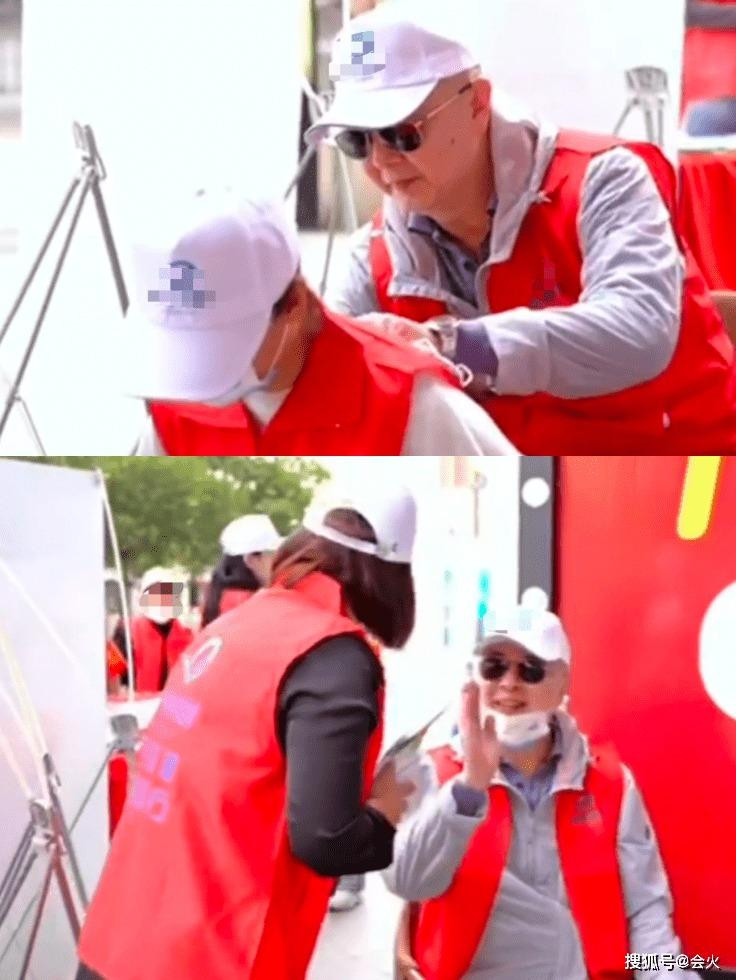 Diễn viên Tây du ký 1986 phát tờ rơi và thân thiện ký tặng cho các nhân viên tổ chức phúc lợi. Ảnh: Sohu.