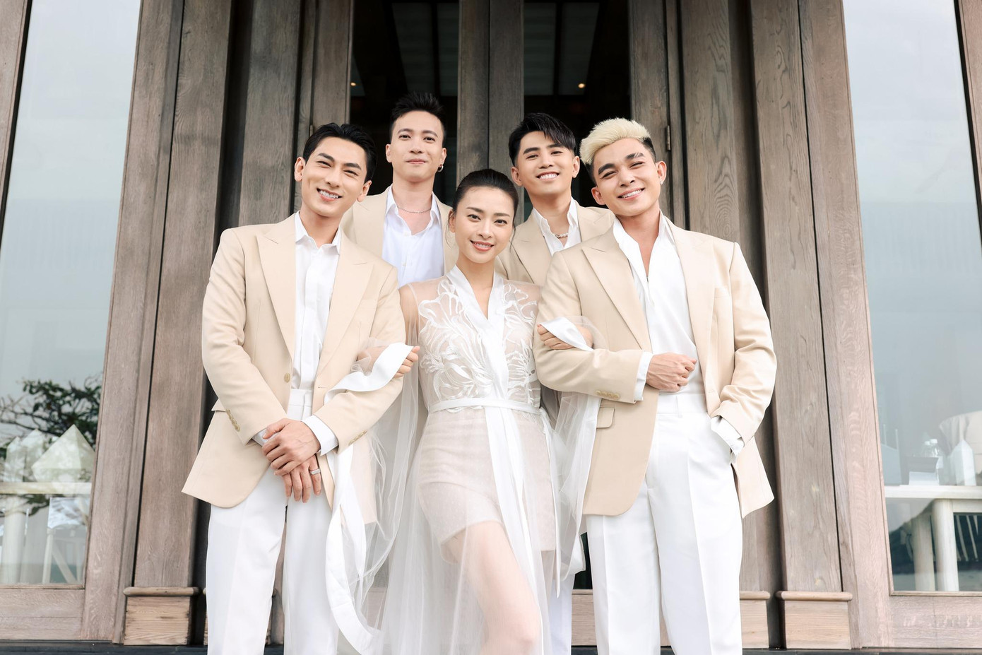 Cô dâu Ngô Thanh Vân cùng dàn phù rể là các thành viên nhóm 365. Vest của nhóm do Ngô Thanh Vân đặt may riêng Cô dâu Ngô Thanh Vân cùng dàn phù rể là các thành viên nhóm 365. Vest của nhóm do Ngô Thanh Vân đặt may riêng