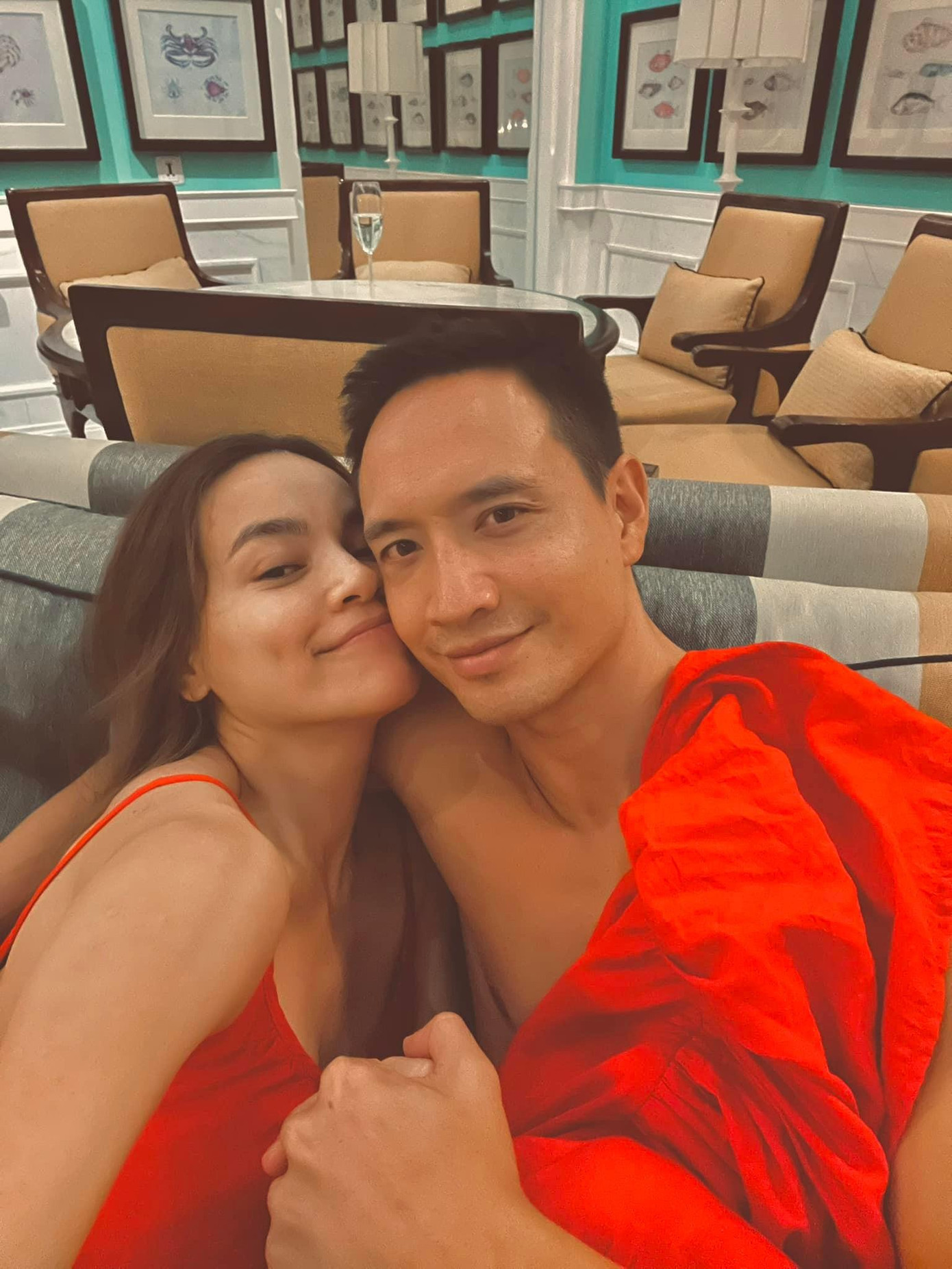 Hồ Ngọc Hà – Kim Lý đăng tải shoot hình nóng bỏng chia tay 2021, nữ ca sĩ chia sẻ trên trang cá nhân: “Ông bố bà mẹ bỉm sữa tranh thủ chụp tấm hình giờ phút cuối cùng của năm cũ. Cùng ôn lại kỷ niệm ngày đầu gặp gỡ và giờ bơ phờ chăm con trong hạnh phúc. Một năm mới nữa lại đến sau những năm sóng gió của toàn nhân loại. Xin được cầu chúc sức khỏe, đoàn tụ và bình an đến với mọi người”. Hồ Ngọc Hà – Kim Lý đăng tải shoot hình nóng bỏng chia tay 2021, nữ ca sĩ chia sẻ trên trang cá nhân: “Ông bố bà mẹ bỉm sữa tranh thủ chụp tấm hình giờ phút cuối cùng của năm cũ. Cùng ôn lại kỷ niệm ngày đầu gặp gỡ và giờ bơ phờ chăm con trong hạnh phúc. Một năm mới nữa lại đến sau những năm sóng gió của toàn nhân loại. Xin được cầu chúc sức khỏe, đoàn tụ và bình an đến với mọi người”.