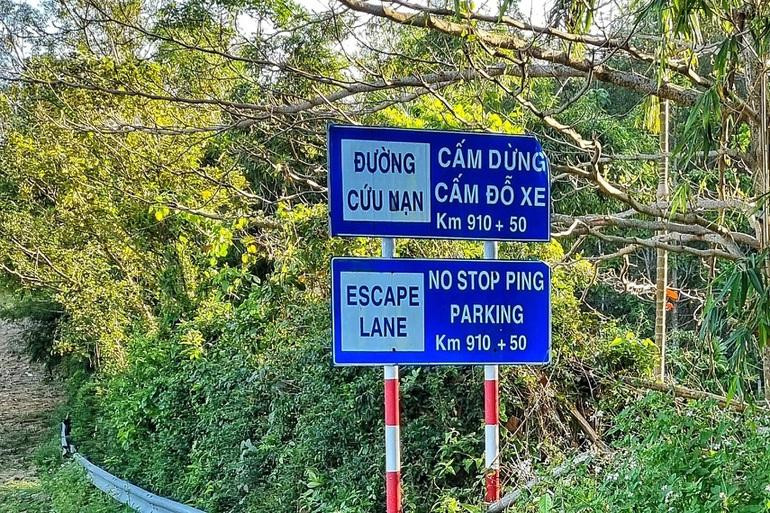 Thông báo cấm dừng, cấm đỗ xe tại đường cứu nạn (Ảnh: Lê Kiên Trung)