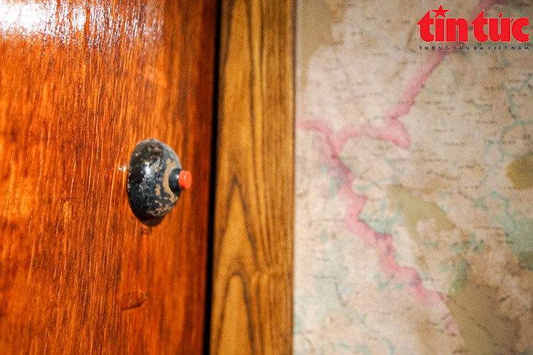 Chiếc còi báo động phòng không ở góc phòng trực ban tác chiến. Khi ấn nút màu đỏ, lập tức còi được kết nối với còi báo động trên nóc Hội trường Ba Đình (Tòa nhà Quốc hội ngày nay). Đồng loạt sau đó, 15 còi báo động phòng không trên toàn thành phố Hà Nội đặt ở Nhà hát lớn, bưu điện... sẽ cùng rú vang, thúc giục người dân xuống hầm trú ẩn. Chiếc còi báo động phòng không ở góc phòng trực ban tác chiến. Khi ấn nút màu đỏ, lập tức còi được kết nối với còi báo động trên nóc Hội trường Ba Đình (Tòa nhà Quốc hội ngày nay). Đồng loạt sau đó, 15 còi báo động phòng không trên toàn thành phố Hà Nội đặt ở Nhà hát lớn, bưu điện... sẽ cùng rú vang, thúc giục người dân xuống hầm trú ẩn.