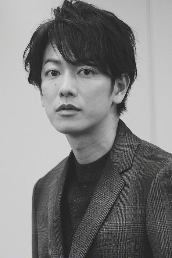 Diễn viên kín tiếng chuyện đời tư, anh chưa kết hôn hay công bố bạn gái. Scandal đời tư lớn nhất diễn viên phải đối mặt liên quan đến Maeda Atsuko - ngôi sao sáng nhất của nhóm nhạc nữ AKB48 thời điểm đó. Sau buổi tiệc tốt nghiệp, Maeda Atsuko được phóng thích khỏi “lệnh cấm yêu” của ngành công nghiệp Idol. Nữ idol say xỉn, khóc lóc trên đường phố, được Takeru bế về tận nhà. Nam diễn viên làm lộ nội y lúc dìu cô trước căn hộ, trong khi Maeda Atsuko luôn miệng nói “Xin lỗi, em thật tệ”.