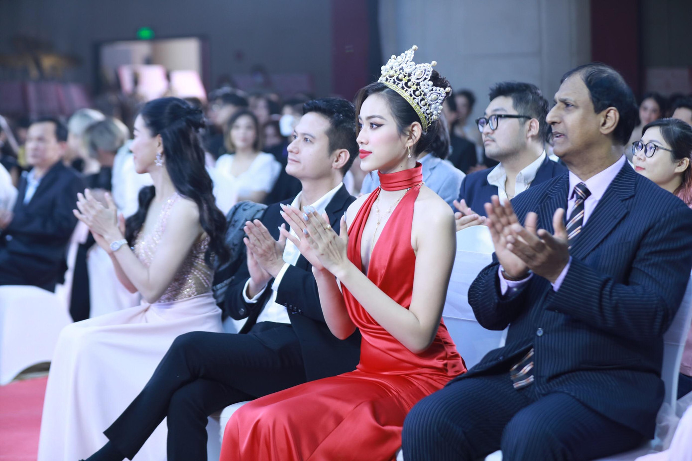 Sau khi hoàn thành lịch thi vào buổi sáng, hoa hậu cho biết cô đến thẳng sân bay và mất thêm thời gian chờ đợi do chuyến bay hoãn. Sát giờ họp báo, cô chỉ có 30 phút để trang điểm.