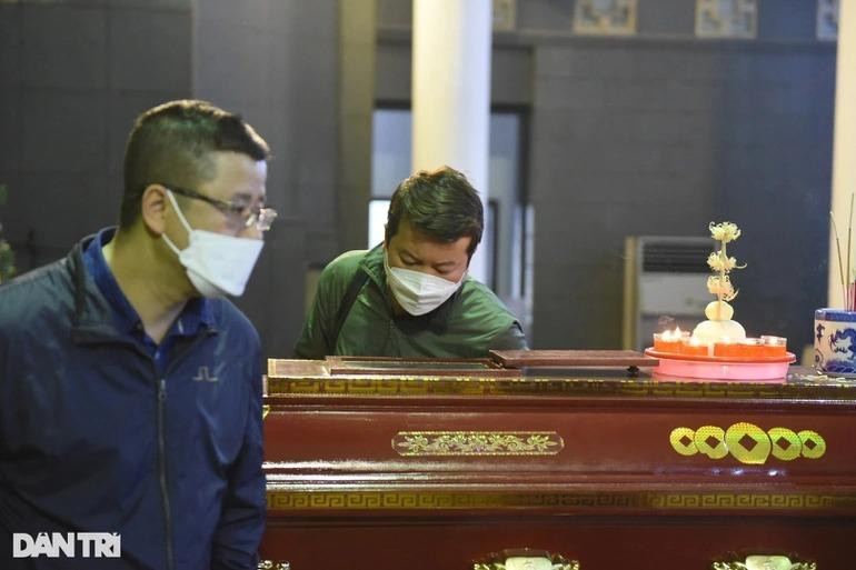 BTV Xuân Sơn xúc động đến viếng NSƯT Minh Trí. Anh từng tiết lộ, được NSƯT Minh Trí chỉ dạy hồi mới vào nghề. Anh nói, NSƯT Minh Trí là người truyền cảm hứng cho anh theo đuổi đam mê với truyền hình (Ảnh: Toàn Vũ).