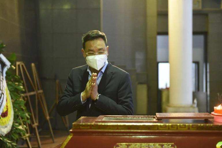 Trong cuốn sổ tang, ông Lê Ngọc Quang viết: "Vô cùng thương tiếc NSƯT Minh Trí. Sự ra đi của ông là mất mát không gì bù đắp nổi với gia đình và đông đảo các thế hệ khán giả cả nước. Ông là con người khiêm tốn, giản dị, có ý chí và nghị lực vươn lên. Ông đã để lại những dấu ấn sâu đậm đối với các thế hệ làm truyền hình. Xin kính cẩn nghiêng mình vĩnh biệt và cầu cho ông siêu thoát ở cõi vĩnh hằng" (Ảnh: Toàn Vũ).