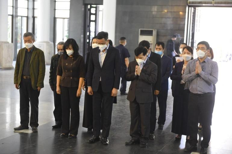 Tổng Giám đốc Đài Truyền hình Việt Nam, ông Lê Ngọc Quang cùng đoàn có mặt từ sớm dâng vòng hoa kính viếng NSƯT Minh Trí (Ảnh: Toàn Vũ).