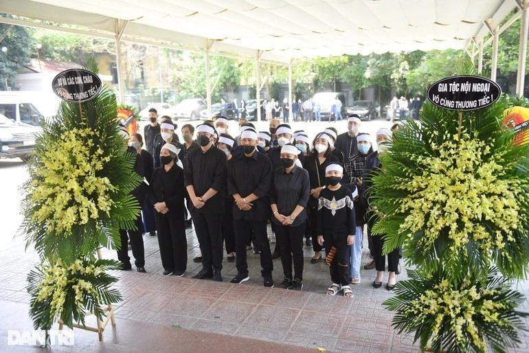 Gia đình, người thân xót xa tiễn đưa NSƯT Minh Trí (Ảnh: Toàn Vũ).