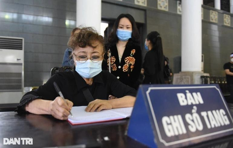 Nán lại bên cuốn sổ tang, NSƯT Kim Tiến viết: "Anh Trí ơi, những lời từ biệt cuối cùng của cả phòng phát thanh viên gửi tới anh. Rất thương nhớ về những ngày "chiến đấu" trên sóng Đài Truyền hình Việt Nam đầu tiên. Mọi vui buồn đã từng trải, nhưng cuối cùng đã đến lúc phải chia tay nhau trong thương tiếc" (Ảnh: Toàn Vũ).