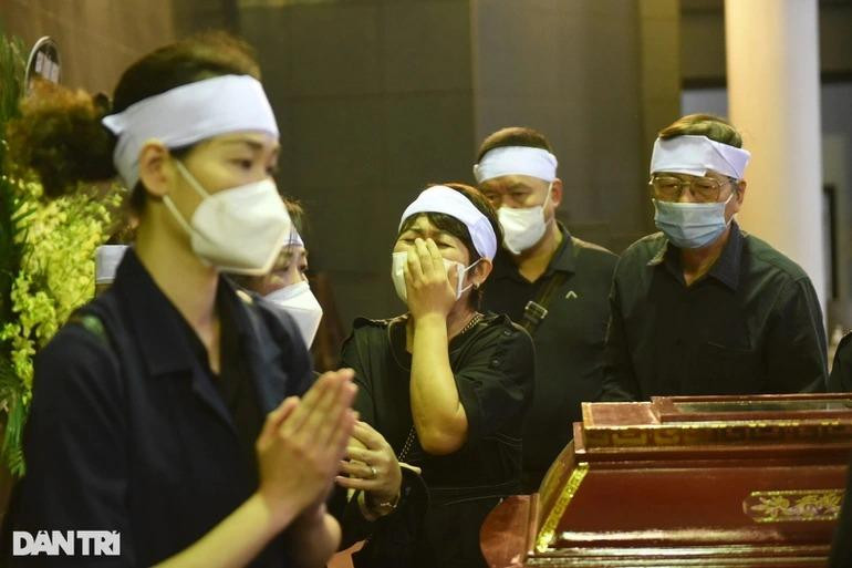 Khoảnh khắc ly biệt, không ai kiềm được nước mắt (Ảnh: Toàn Vũ).