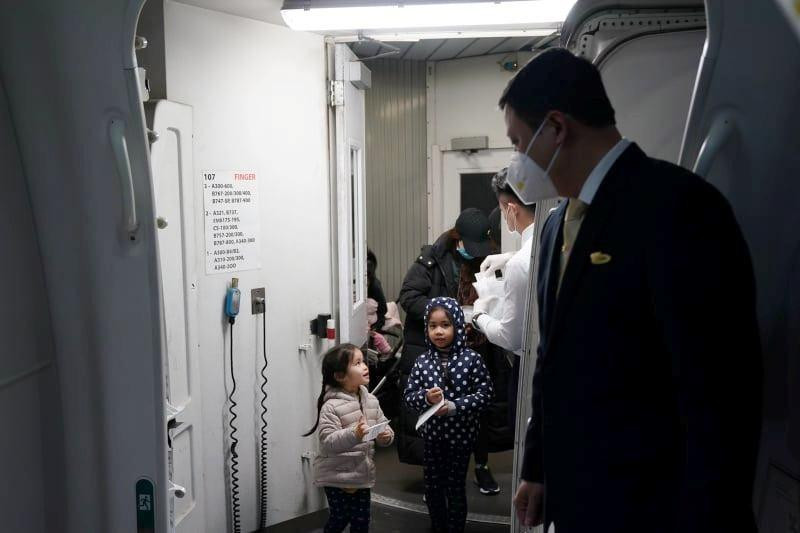 Những hành khách đặc biệt, trong chuyến bay giải cứu mang số hiệu VN88 này có 71 cháu dưới 12 tuổi, trong đó có 14 cháu dưới 2 tuổi. (Ảnh: CTV/Vietnam+)