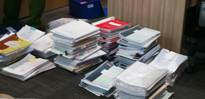 Nhiều tài liệu, hồ sơ, thiết bị văn phòng được Cơ quan điều tra niêm phong, tạm giữ để phục vụ hoạt động tố tụng.