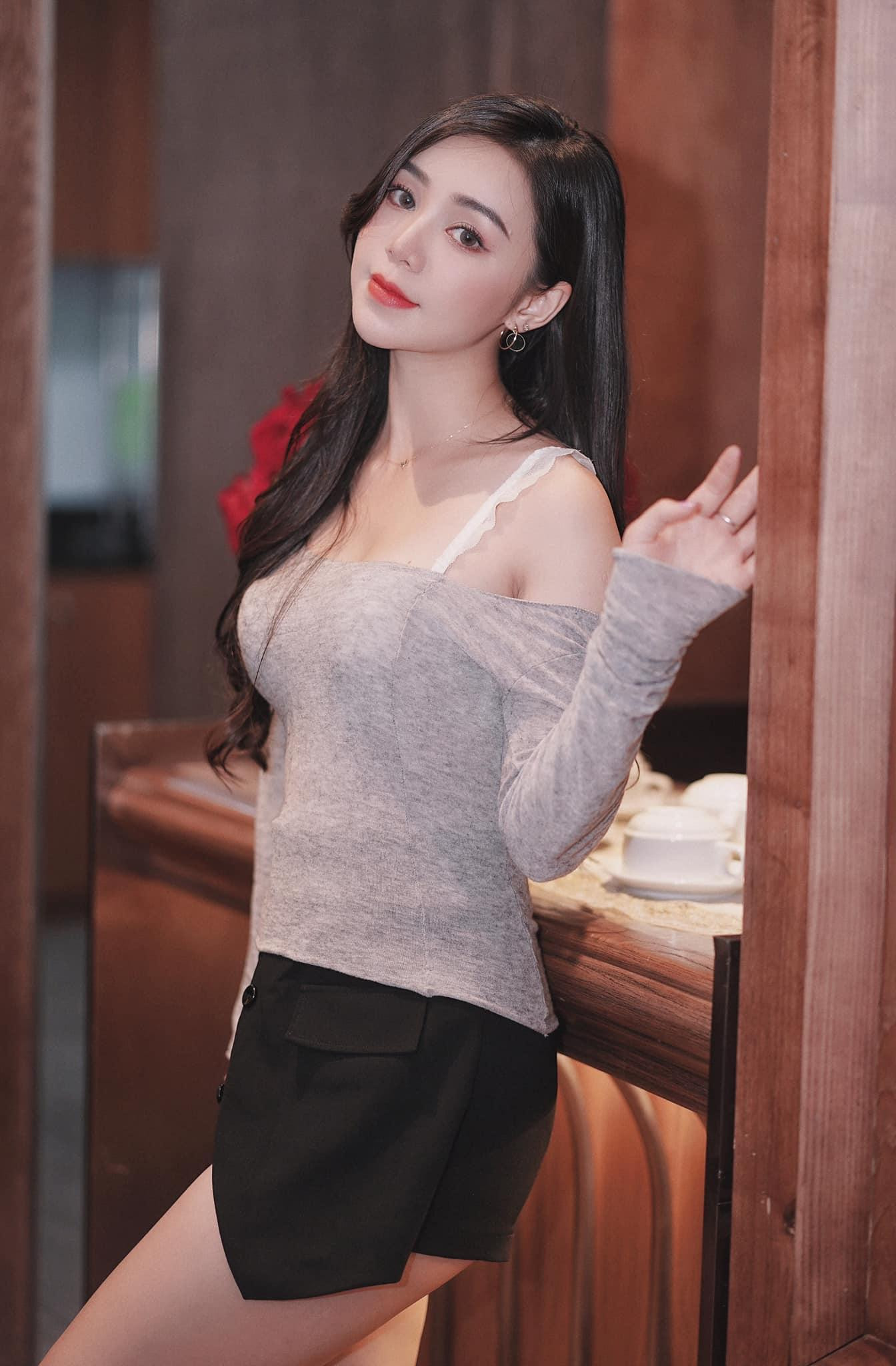 Sau khi có vai diễn ngắn trong bộ phim Anh có phải đàn ông không? đóng cặp cùng Nhan Phúc Vinh, Quỳnh Kool thường xuyên chia sẻ những bộ hình mới theo nhiều phong cách khác nhau của mình.