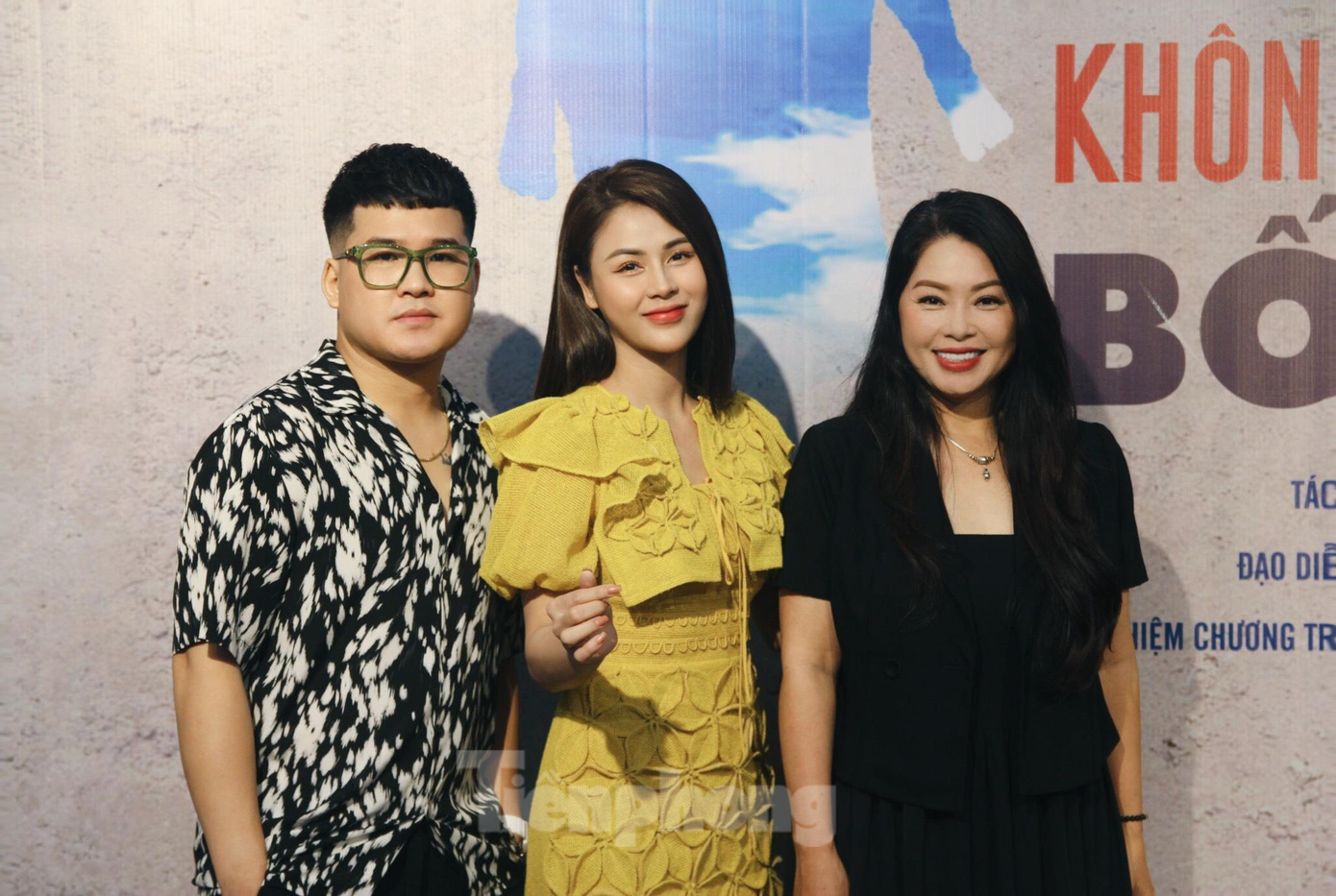 Kịch bản “Ông không phải là bố tôi” một trong những tác phẩm của nhà viết kịch tài hoa Lưu Quang Vũ. Vở diễn quy tụ nhiều gương mặt diễn viên truyền hình hot như Thu Quỳnh, Lương Thu Trang, Thanh Sơn,… cùng các nghệ sĩ được đông đảo khán giả yêu mến như: NSƯT Đức Khuê, Thanh Bình, Thanh Tú, Lệ Quyên, Đức Anh, Minh Cúc…