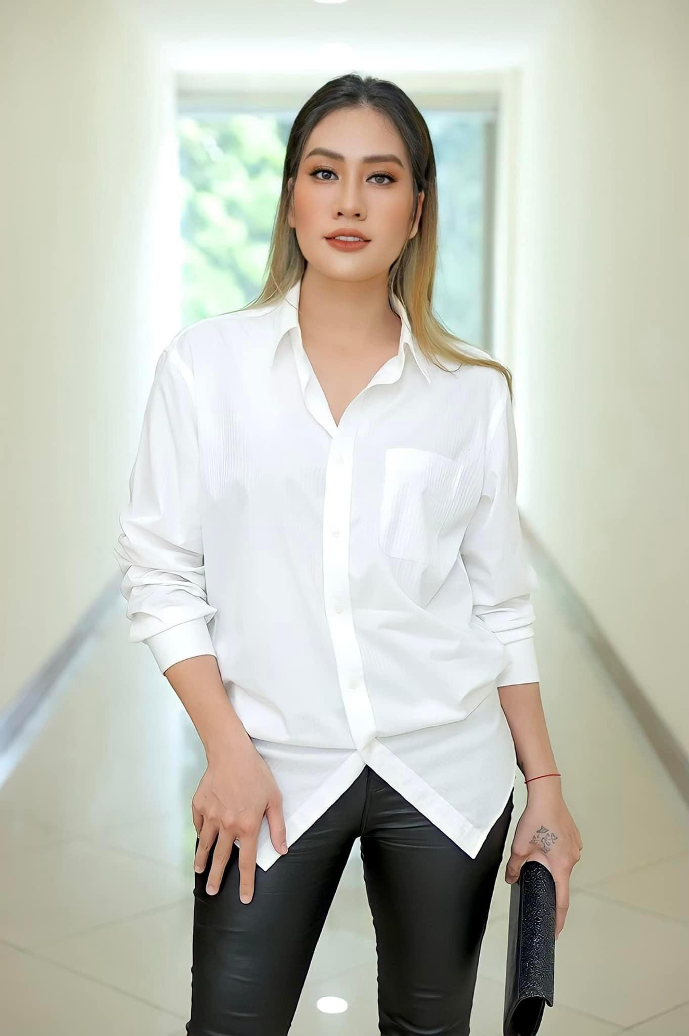 Sau những cuộc tình duyên trắc trở, nữ diễn viên hiện chọn cuộc sống an yên và luôn nỗ lực làm việc để chăm sóc con gái nhỏ.