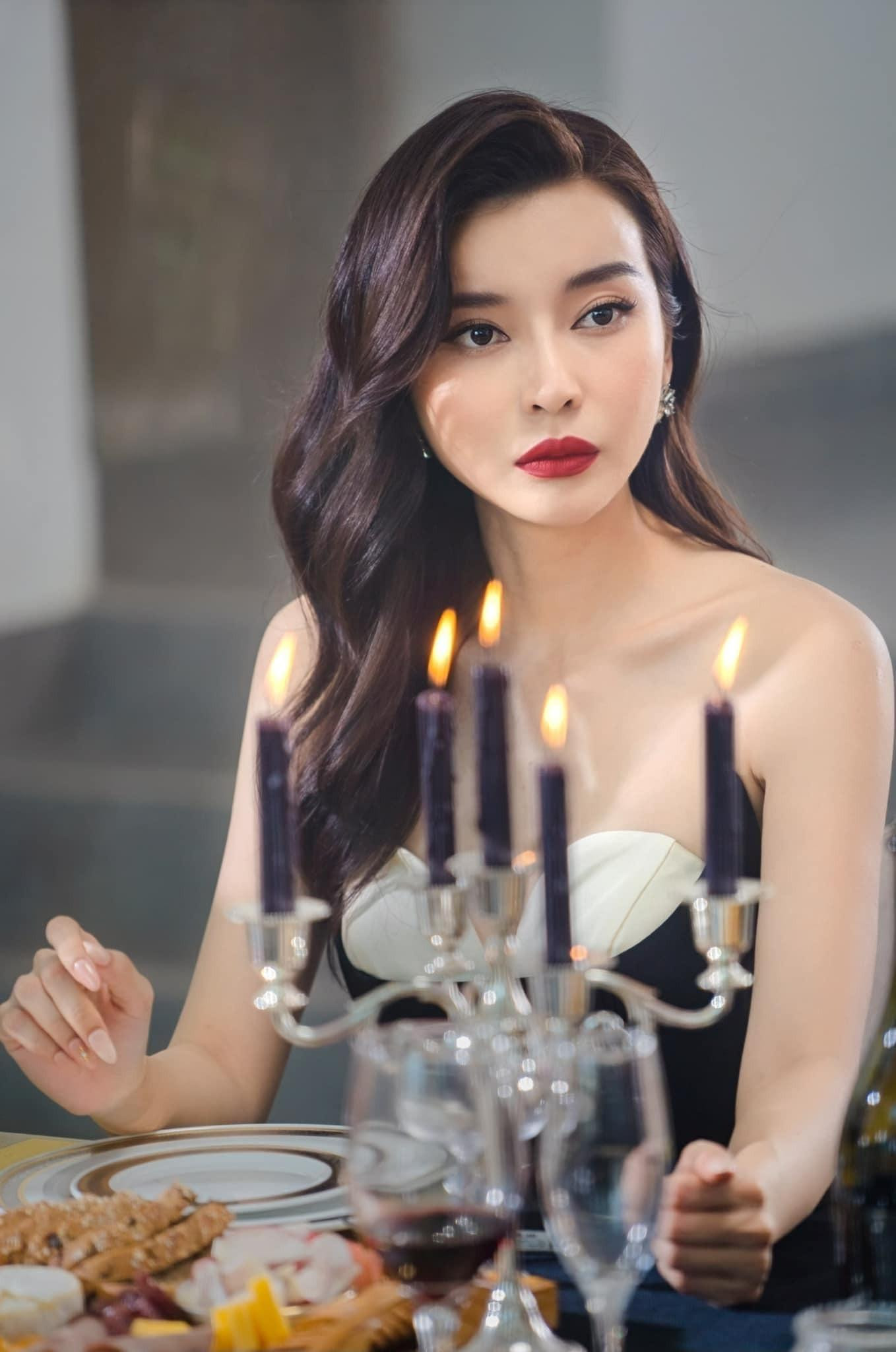 Diễn viên thường xuyên mang đến hình ảnh mới, không gây nhàm chán. Cô hướng tới sự quý phái, lịch thiệp, khi lại gợi cảm, trẻ trung nhưng không kém phần sang trọng.