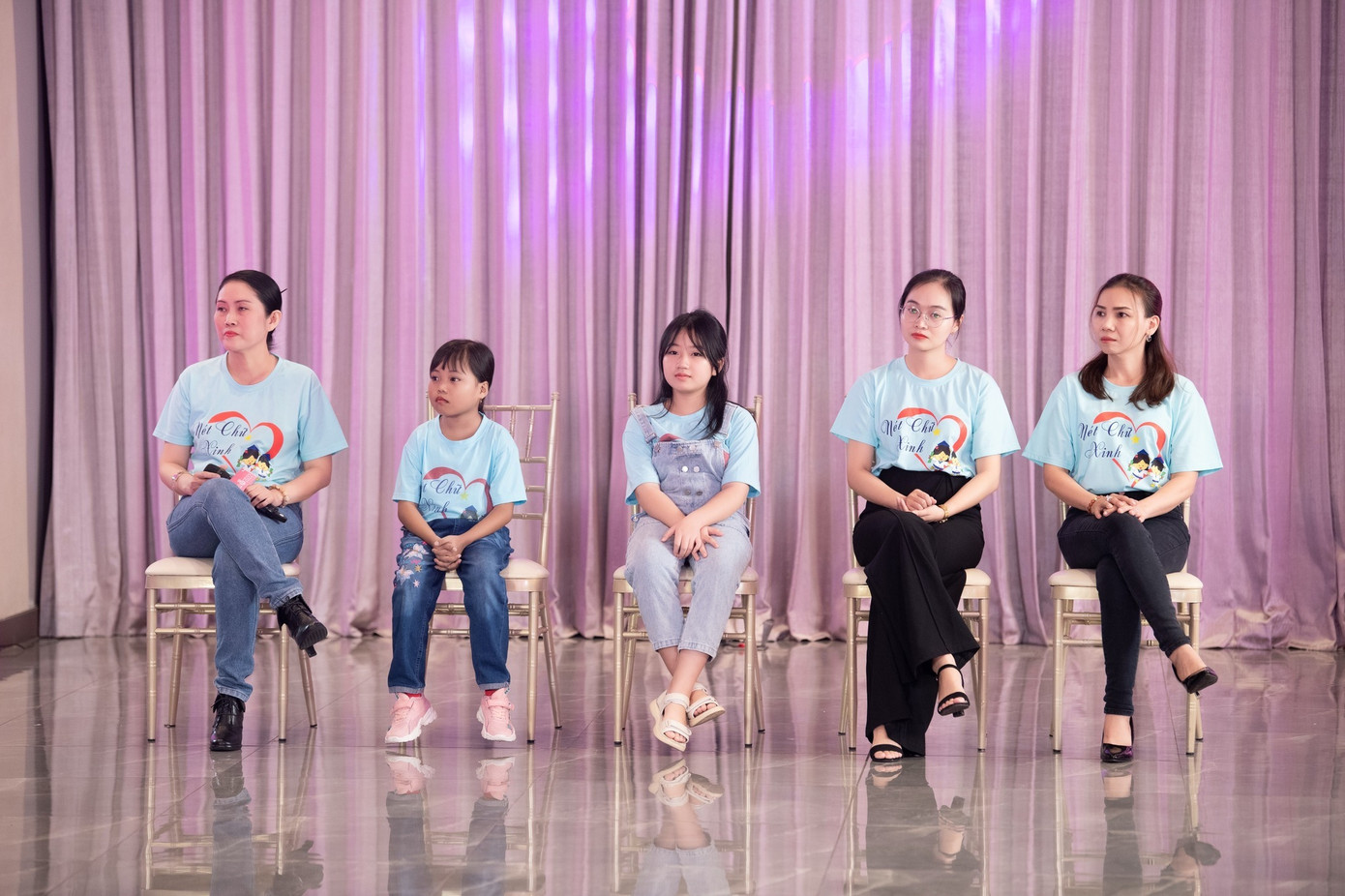 Chị Lê Thị Mai (ngồi đầu từ trái sáng) cùng tình nguyện viên và các bé bệnh nhi. Chị Lê Thị Mai (ngồi đầu từ trái sáng) cùng tình nguyện viên và các bé bệnh nhi.