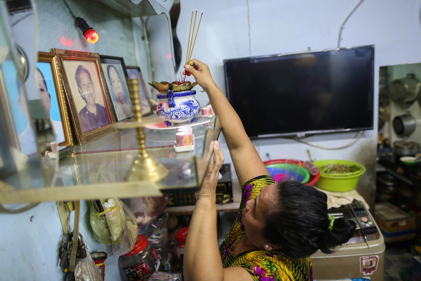 Gian thờ chật hẹp chỉ đủ để vừa vài tấm hình của những người quá cố và bát hương. Gian thờ chật hẹp chỉ đủ để vừa vài tấm hình của những người quá cố và bát hương.