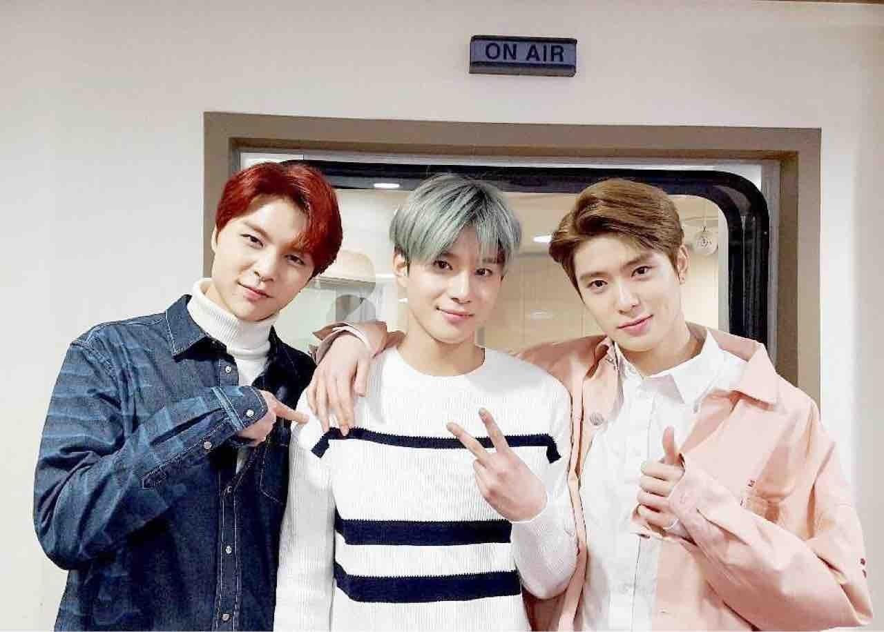 Johnny, Jungwoo, Jaehyun (từ trái sang) bị ngã từ độ cao 2 m. Johnny, Jungwoo, Jaehyun (từ trái sang) bị ngã từ độ cao 2 m.