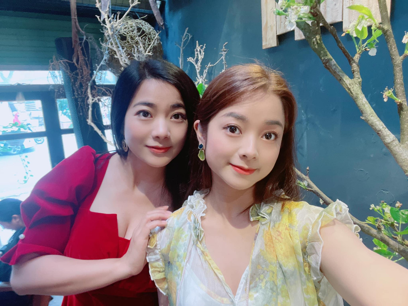 Đàm Hằng (váy đỏ) - Lệ Quyên