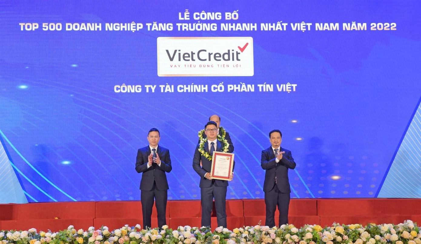 Đại diện VietCredit (hàng trên) nhận giải thưởng top 500 Doanh nghiệp tăng trưởng nhanh nhất Việt Nam 2022 Đại diện VietCredit (hàng trên) nhận giải thưởng top 500 Doanh nghiệp tăng trưởng nhanh nhất Việt Nam 2022